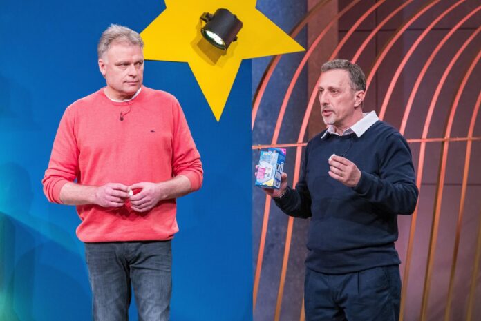 Michael Grundmann (l.) und Francesco La Pica präsentieren den Mehrweg-Hygienesteinhalter WC-Star. Sie erhoffen sich ein Investment von 25.000 Euro für 25 Prozent der Firmenanteile.  Foto: RTL / Bernd-Michael Maurer