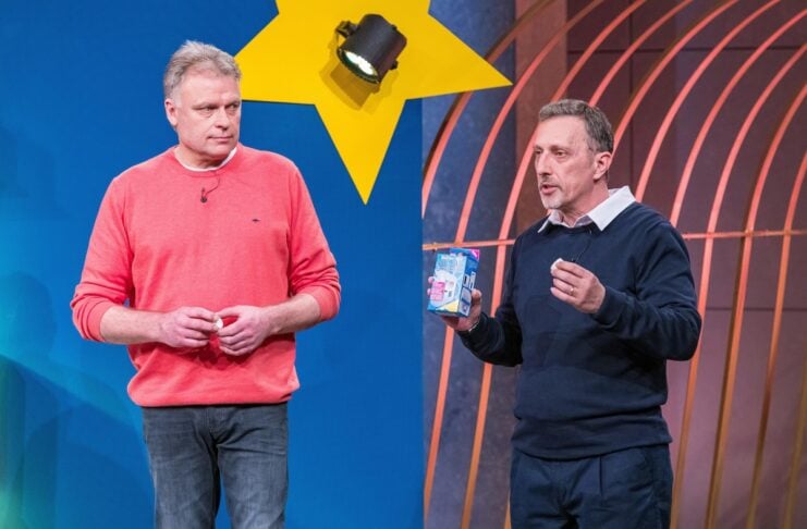 Michael Grundmann (l.) und Francesco La Pica präsentieren den Mehrweg-Hygienesteinhalter WC-Star. Sie erhoffen sich ein Investment von 25.000 Euro für 25 Prozent der Firmenanteile.  Foto: RTL / Bernd-Michael Maurer