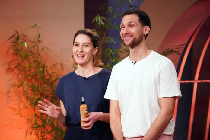 Karanga Gründer Valentina Heuschmidt und Maximilian Arntzen präsentieren Erdnusssauce aus der Quetschflasche. Sie erhoffen sich ein Investment von 70.000 Euro für 10 Prozent der Firmenanteile. RTL / Stefan Gregorowius