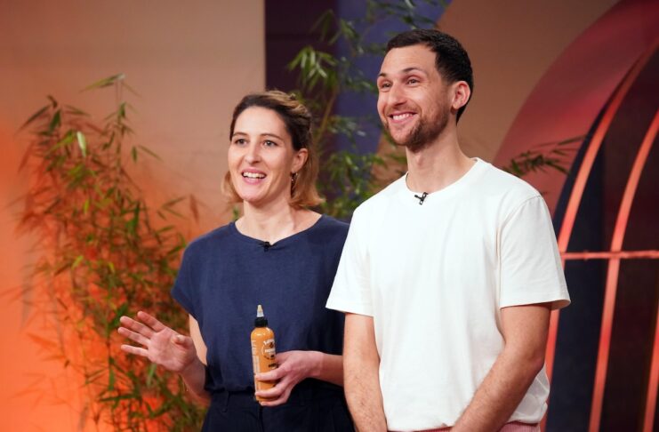 Karanga Gründer Valentina Heuschmidt und Maximilian Arntzen präsentieren Erdnusssauce aus der Quetschflasche. Sie erhoffen sich ein Investment von 70.000 Euro für 10 Prozent der Firmenanteile. RTL / Stefan Gregorowius
