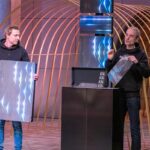 Licht neu erleben: Ein Startup sorgt für magische Effekte Chris Herbold (r.) und Patrick Fomferra präsentieren „lixl“, die Licht-Panele mit Webstoffen. Sie erhoffen sich ein Investment von 300.000 Euro für 25 Prozent der Firmenanteile. Foto: RTL / Bernd-Michael Maurer