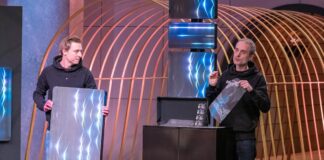 Chris Herbold (r.) und Patrick Fomferra präsentieren „lixl“, die Licht-Panele mit Webstoffen. Sie erhoffen sich ein Investment von 300.000 Euro für 25 Prozent der Firmenanteile.  Foto: RTL / Bernd-Michael Maurer