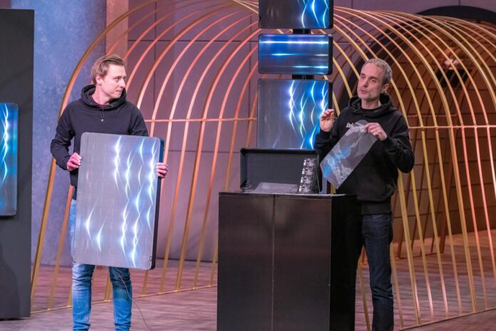 Chris Herbold (r.) und Patrick Fomferra präsentieren „lixl“, die Licht-Panele mit Webstoffen. Sie erhoffen sich ein Investment von 300.000 Euro für 25 Prozent der Firmenanteile.  Foto: RTL / Bernd-Michael Maurer