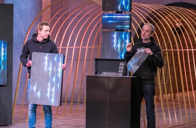 Chris Herbold (r.) und Patrick Fomferra präsentieren „lixl“, die Licht-Panele mit Webstoffen. Sie erhoffen sich ein Investment von 300.000 Euro für 25 Prozent der Firmenanteile.  Foto: RTL / Bernd-Michael Maurer