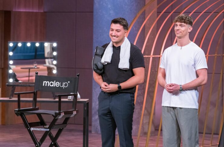 maleup Gründer Esad Alper (l.) und Joel Selzener präsentieren mit „maleup“ den Concealer für Männer. Sie erhoffen sich ein Investment von 150.000 Euro für 10 Prozent der Firmenanteile. Foto: RTL / Bernd-Michael Maurer