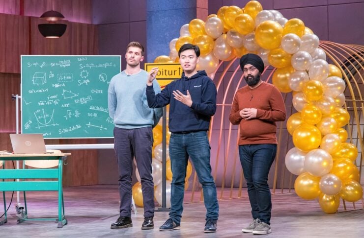 RocketTutor Gründer V.l.: Lionel Rühlemann, Yue Wu und Komaldeep Chahal präsentieren die KI-Mathenachhilfe „RocketTutor“. Sie erhoffen sich ein Investment von 400.000 Euro für 4,2 Prozent der Firmenanteile. Foto: RTL / Bernd-Michael Maurer
