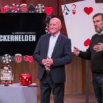 Ein Ausweg aus einem stillen Kampf zockerhelden Werner Hansch (l.) und Marc Ellerbrock wollen mit „Zockerhelden“ Opfern von Onlineglücksspielen helfen ihr verlorenes Geld auf juristischem Wege wieder zurückzuholen. Sie erhoffen sich ein Investment von 125.000 Euro für 15 Prozent der Firmenanteile. Foto: RTL / Bernd-Michael Maurer