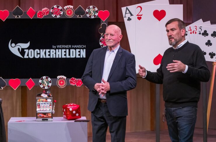 zockerhelden Werner Hansch (l.) und Marc Ellerbrock wollen mit „Zockerhelden“ Opfern von Onlineglücksspielen helfen ihr verlorenes Geld auf juristischem Wege wieder zurückzuholen. Sie erhoffen sich ein Investment von 125.000 Euro für 15 Prozent der Firmenanteile. Foto: RTL / Bernd-Michael Maurer