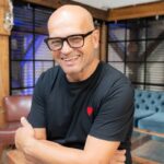 Der Kundenservice der Zukunft kundenservice --Christian Sajons ist Managing Director Germany, EE, NL & Turkey und Experte für Customer Experience Management mit einem Fokus auf den Einsatz von KI im Kundenservice. Foundever verhilft als BPO Anbieter Unternehmen zu effizienten Strategien, die Kundenloyalität steigern und Betriebskosten senken