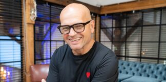 kundenservice --Christian Sajons ist Managing Director Germany, EE, NL & Turkey und Experte für Customer Experience Management mit einem Fokus auf den Einsatz von KI im Kundenservice. Foundever verhilft als BPO Anbieter Unternehmen zu effizienten Strategien, die Kundenloyalität steigern und Betriebskosten senken