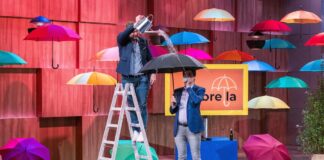 Alexander Wolf, Carsten Maschmeyer (l.) Alexander Wolf präsentiert mit „Cupbrella“ einen Regenschirm mit Getränkehalterung. Investor Carsten Maschmeyer (r.) macht den Praxistest. Foto: RTL / Bernd-Michael Maurer