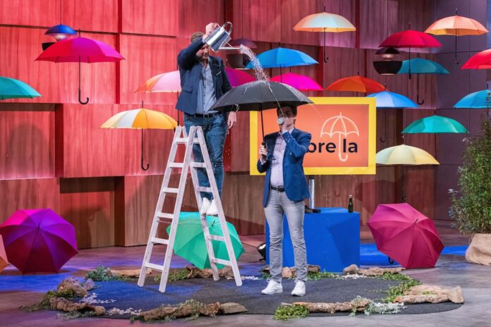 Alexander Wolf, Carsten Maschmeyer (l.) Alexander Wolf präsentiert mit „Cupbrella“ einen Regenschirm mit Getränkehalterung. Investor Carsten Maschmeyer (r.) macht den Praxistest. Foto: RTL / Bernd-Michael Maurer