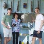 Warum setzen immer mehr Haushalte auf natürliche Alternativen? Emma Grün TeamBild Team Foto mit Louis Erber, seine Oma, die unsere "Emma" ist, und deinem Interviewpartner Jannik Mahr (v.l.n.r.)