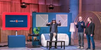 Sebastian Kreutz (M.) und Oliver Eberlei präsentieren mit „Holocafé“ ein Virtual Reality Café. Stuntman Yasin Kamat (l.) demonstriert warum es zuhause gefährlich sein kann mit VR-Brille zu zocken. Foto: RTL / Bernd-Michael Maurer