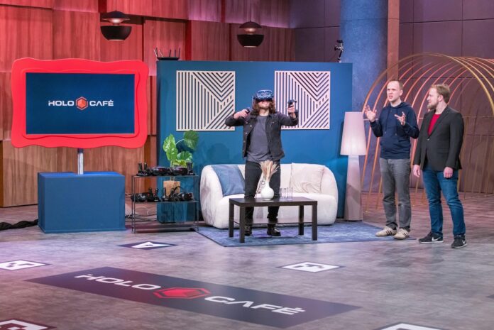 Sebastian Kreutz (M.) und Oliver Eberlei präsentieren mit „Holocafé“ ein Virtual Reality Café. Stuntman Yasin Kamat (l.) demonstriert warum es zuhause gefährlich sein kann mit VR-Brille zu zocken. Foto: RTL / Bernd-Michael Maurer