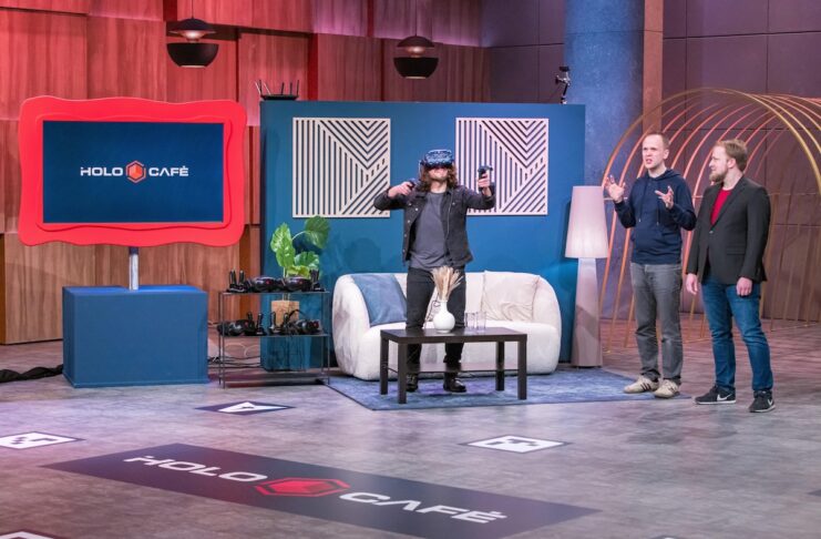 Sebastian Kreutz (M.) und Oliver Eberlei präsentieren mit „Holocafé“ ein Virtual Reality Café. Stuntman Yasin Kamat (l.) demonstriert warum es zuhause gefährlich sein kann mit VR-Brille zu zocken. Foto: RTL / Bernd-Michael Maurer