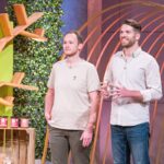 Regionale Alternative zur Superfood-Welt – nachhaltig, nahrhaft, neu gedacht! Simon Weiss (l.) und Johannes Grenzebach präsentieren mit „Mudda Natur“ Bitterfreie Vollkorn-Quino Produkte aus Deutschland. Sie erhoffen sich ein Investment von 150.000 Euro für 10 Prozent der Firmenanteile. Foto: RTL / Bernd-Michael Maurer