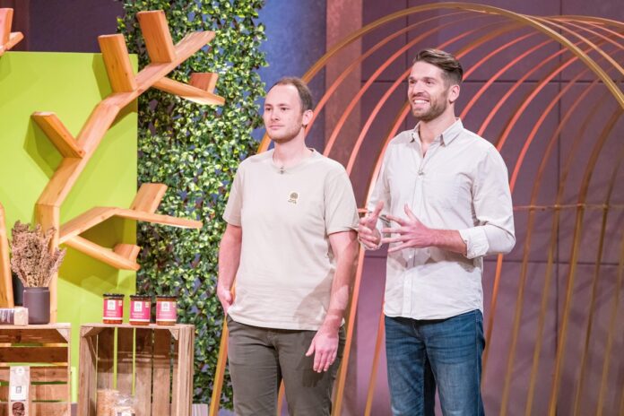 Simon Weiss (l.) und Johannes Grenzebach präsentieren mit „Mudda Natur“ Bitterfreie Vollkorn-Quino Produkte aus Deutschland. Sie erhoffen sich ein Investment von 150.000 Euro für 10 Prozent der Firmenanteile. Foto: RTL / Bernd-Michael Maurer