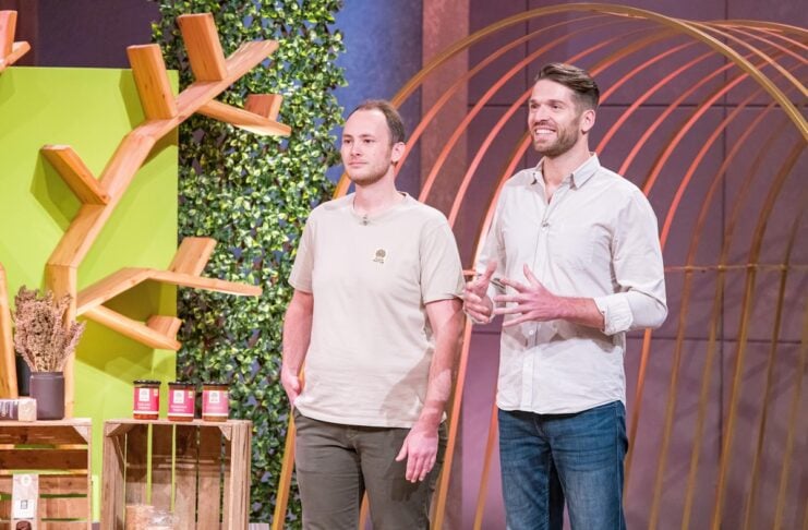 Simon Weiss (l.) und Johannes Grenzebach präsentieren mit „Mudda Natur“ Bitterfreie Vollkorn-Quino Produkte aus Deutschland. Sie erhoffen sich ein Investment von 150.000 Euro für 10 Prozent der Firmenanteile. Foto: RTL / Bernd-Michael Maurer