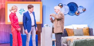 V.l.: Janna Ensthaler, Carsten Maschmeyer, Dr. Rolf Tobisch Dr. Rolf Tobisch (r.) und Niklas Grohs präsentieren mit „Cocooner“ ein Verhütungsprodukt für den Mann. Die "Löwen" Janna Ensthaler und Carsten Maschmeyer schauen sich das Gerät genau an. Foto: RTL / Bernd-Michael Maurer