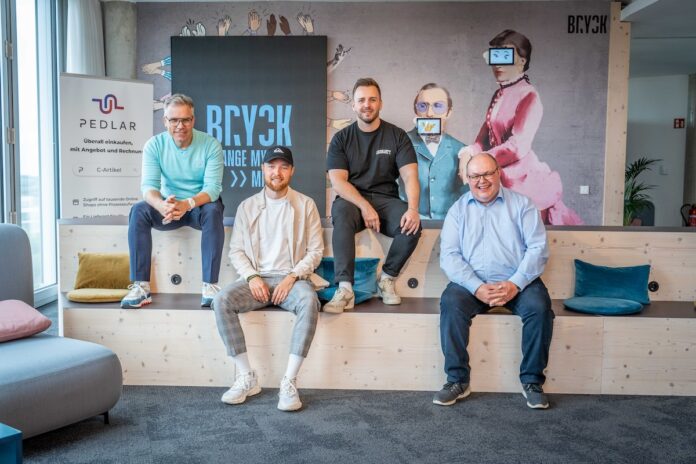 V.l.n.r.: Philip Paschen, COO/CDO von Witzenmann, Christoph Herricht und Marvin Tekautschitz, Geschäftsführer von PEDLAR, sowie Michael Schmid, VP Einkauf von Witzenmann.