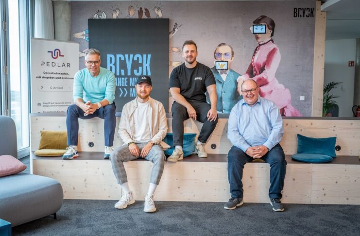 V.l.n.r.: Philip Paschen, COO/CDO von Witzenmann, Christoph Herricht und Marvin Tekautschitz, Geschäftsführer von PEDLAR, sowie Michael Schmid, VP Einkauf von Witzenmann.