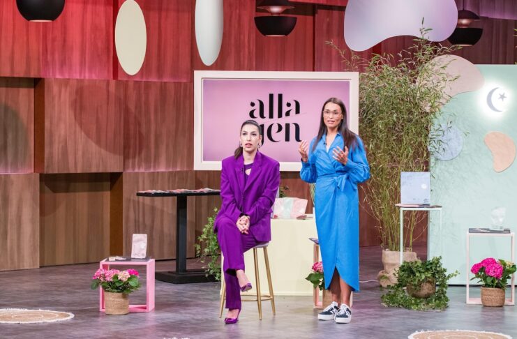 alla und jen Tijen Onaran (l.), Jenny Sternemann Alla Emmerich und Jenny Sternemann (r.) präsentieren mit „alla and jen“ Skintapes für Gesicht und Körper. Investorin Tijen Onaran (l.) macht den Praxistest. +++ Die Verwendung des sendungsbezogenen Materials ist nur mit dem Hinweis und Verlinkung auf RTL+ gestattet. +++ Foto: RTL / Bernd-Michael Maurer