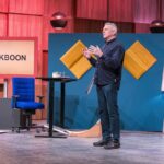 Wie kann dieses Produkt deine Sitzgewohnheiten verändern? Backboon Volker Groß präsentiert die Stehwippe „Backboon“. Er erhofft sich ein Investment von 150.000 Euro für 15 Prozent der Firmenanteile. Foto: RTL / Bernd-Michael Maurer