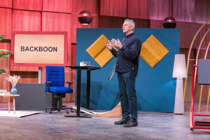 Backboon Volker Groß präsentiert die Stehwippe „Backboon“. Er erhofft sich ein Investment von 150.000 Euro für 15 Prozent der Firmenanteile.  Foto: RTL / Bernd-Michael Maurer