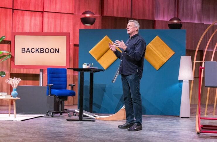 Backboon Volker Groß präsentiert die Stehwippe „Backboon“. Er erhofft sich ein Investment von 150.000 Euro für 15 Prozent der Firmenanteile.  Foto: RTL / Bernd-Michael Maurer