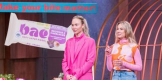 bae Lorena Unterrader (l.) und Laura Schmidel präsentieren mit „bae“ Haferriegel mit Präbiotika. Sie erhoffen sich ein Investment von 180.000 Euro für 20 Prozent der Firmenanteile. Foto: RTL / Bernd-Michael Maurer