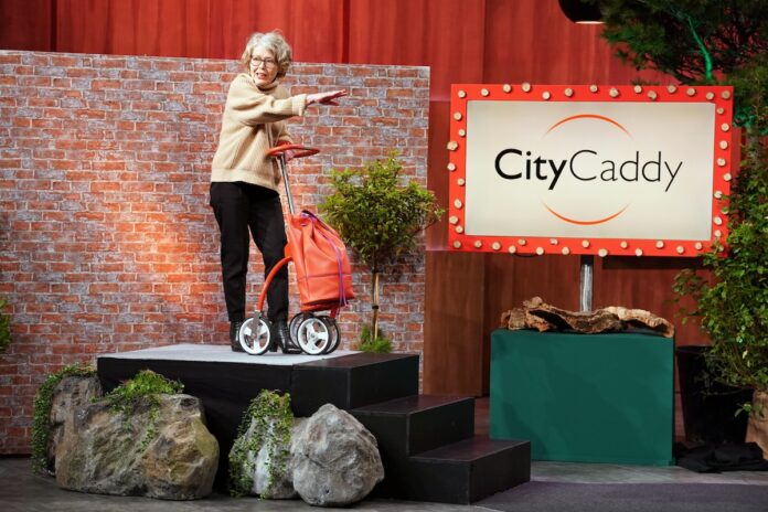 citycaddy Elke Jensen präsentiert mit „CityCaddy“ Gehhilfe und Trolley zugleich. Sie erhofft sich ein Investment von 300.000 Euro für 15 Prozent der Firmenanteile. Foto: RTL / Stefan Gregorowius