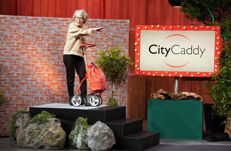 citycaddy Elke Jensen präsentiert mit „CityCaddy“ Gehhilfe und Trolley zugleich. Sie erhofft sich ein Investment von 300.000 Euro für 15 Prozent der Firmenanteile. Foto: RTL / Stefan Gregorowius