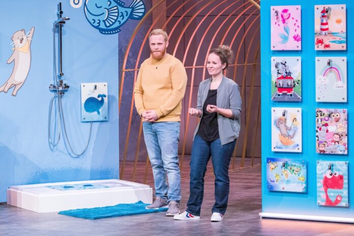 Astrid Förster und Rico Priewe präsentieren „Fredis Kinderdusche“. Sie erhoffen sich ein Investment von 200.000 Euro für 15 Prozent der Firmenanteile. Foto: RTL / Bernd-Michael Maurer