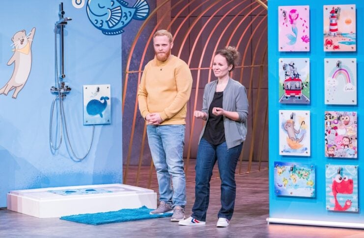 Astrid Förster und Rico Priewe präsentieren „Fredis Kinderdusche“. Sie erhoffen sich ein Investment von 200.000 Euro für 15 Prozent der Firmenanteile. Foto: RTL / Bernd-Michael Maurer
