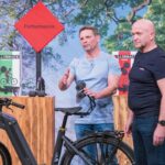 Innovative Lösung für Komfort und Leistung beim Radfahren – Was steckt dahinter? Andreas Tscheining (r.) und Josef Bogenschütz präsentieren die Fahrradrückenstütze „Rollerback“. Sie erhoffen sich ein Investment von 150.000 Euro für 20 Prozent der Firmenanteile. Foto: RTL / Bernd-Michael Maurer