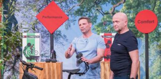 Andreas Tscheining (r.) und Josef Bogenschütz präsentieren die Fahrradrückenstütze „Rollerback“. Sie erhoffen sich ein Investment von 150.000 Euro für 20 Prozent der Firmenanteile. Foto: RTL / Bernd-Michael Maurer
