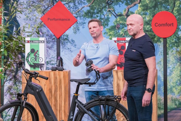 Andreas Tscheining (r.) und Josef Bogenschütz präsentieren die Fahrradrückenstütze „Rollerback“. Sie erhoffen sich ein Investment von 150.000 Euro für 20 Prozent der Firmenanteile. Foto: RTL / Bernd-Michael Maurer