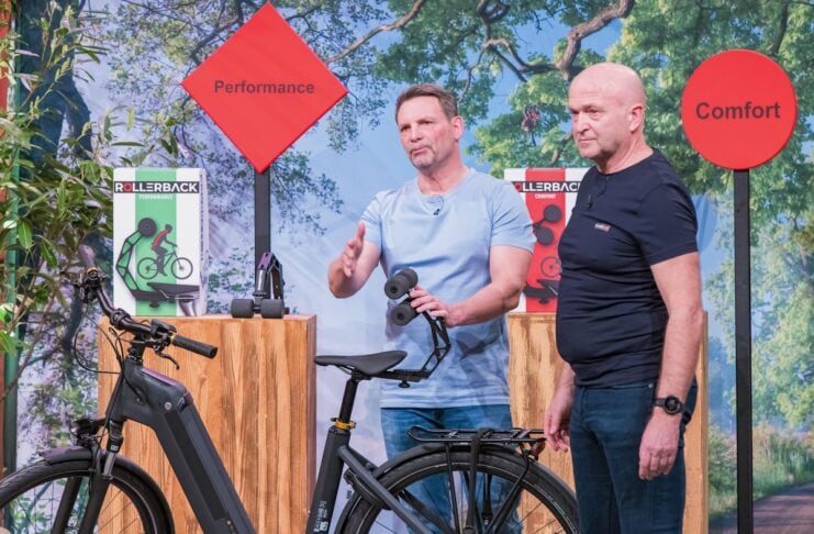 Andreas Tscheining (r.) und Josef Bogenschütz präsentieren die Fahrradrückenstütze „Rollerback“. Sie erhoffen sich ein Investment von 150.000 Euro für 20 Prozent der Firmenanteile. Foto: RTL / Bernd-Michael Maurer