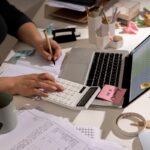 Finanzielle Prozesse optimieren rechnungsprozess Quelle https://www.freepik.com/free-photo/view-messy-office-workspace-with-laptop_40166567.htm