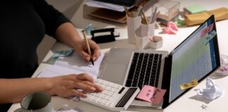 rechnungsprozess Quelle https://www.freepik.com/free-photo/view-messy-office-workspace-with-laptop_40166567.htm