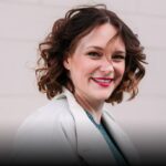 Alle Menschen mit Geld und Privilegien können etwas für mehr Verteilungsgerechtigkeit tun Mareice Kaiser Freie Journalistin & Autorin. Im Herbst 2022 erschien ihr aktuelles Buch «Wie viel – Was wir mit Geld machen und was Geld mit uns macht» © Jana Rodenbusch