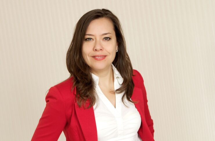 fachartikel Annette Neumann Potraitfoto rot