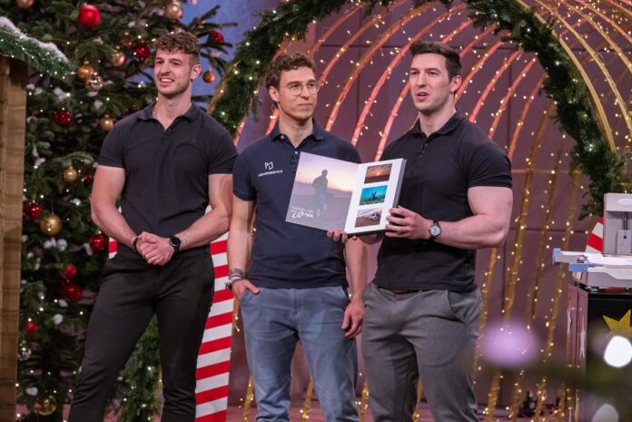 Manuel, Julian und Cedric Mandel präsentieren das VideoBook „memperience“. Sie erhoffen sich ein Investment von 150.000 Euro für 7 Prozent der Firmenanteile.  Foto: RTL / Bernd-Michael Maurer