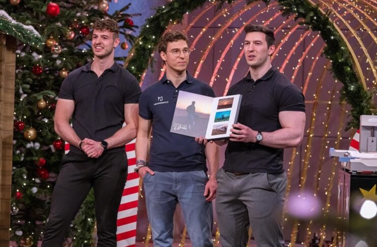Manuel, Julian und Cedric Mandel präsentieren das VideoBook „memperience“. Sie erhoffen sich ein Investment von 150.000 Euro für 7 Prozent der Firmenanteile.  Foto: RTL / Bernd-Michael Maurer