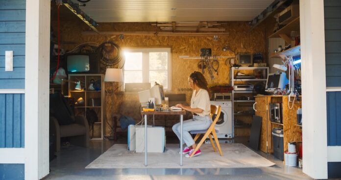 nebenberuflich selbsständig Frau in der Garage am Computer sitzend!