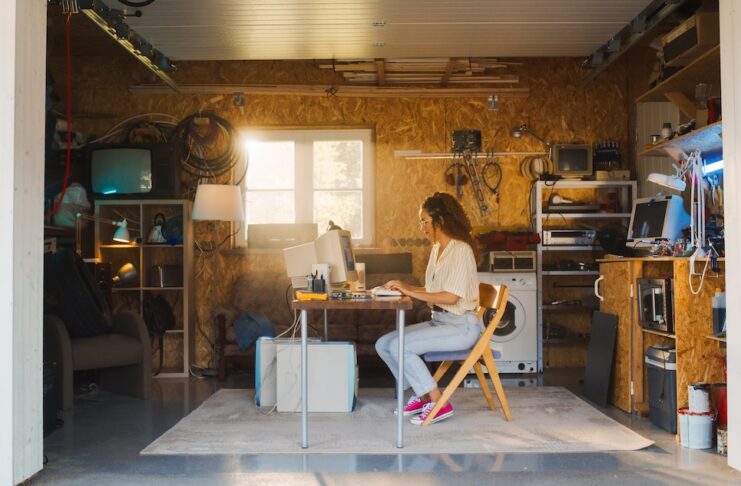 nebenberuflich selbsständig Frau in der Garage am Computer sitzend!