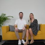 Wie aus einem Wunsch echte Veränderung wurde AEVO Akademie Simon und Jasmin Link - die Gründer der AEVO Akademie sitzend auf dem sofa