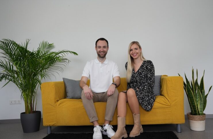 AEVO Akademie Simon und Jasmin Link - die Gründer der AEVO Akademie sitzend auf dem sofa