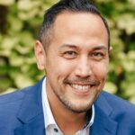 Von der Angst zur Chance: Wie Künstliche Intelligenz Unternehmen stärkt ki unternehmen beitrag autor mike grzanna vor grünen blättern